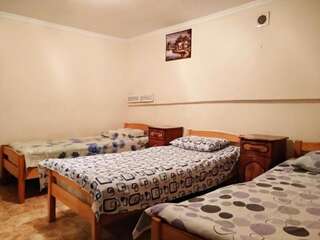 Хостелы Hostel Sakharov & Tours Ереван Односпальная кровать в общем номере с 4 кроватями-1