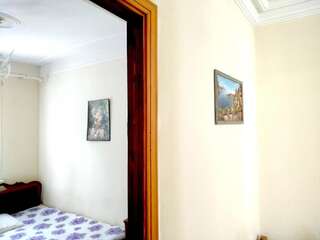 Хостелы Hostel Sakharov & Tours Ереван Бюджетный трехместный номер-1